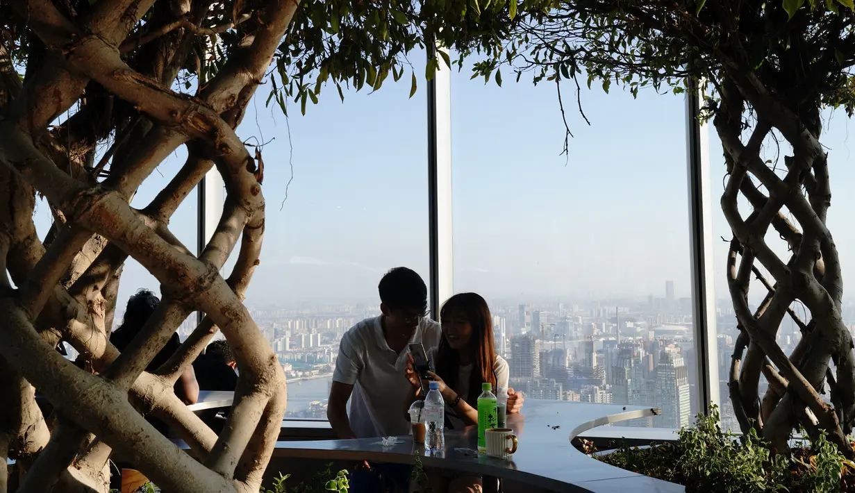 Orang-orang beristirahat di Toko Buku Duoyun di Shanghai, China timur (16/8/2020). Terletak di Menara Shanghai lantai 52, Toko Buku Duoyun telah menarik banyak pengunjung untuk membaca dan menikmati panorama kota. (Xinhua/Zhang Jiansong)