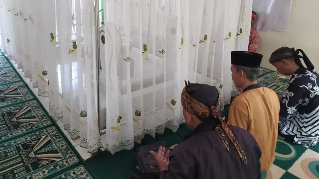 Beberapa pejiaran nampak tengah melakukan jiaran ke komplek pemakaman dalem Beganjing Keresidenan Sukapura, Tasikmalaya, Jawa Barat