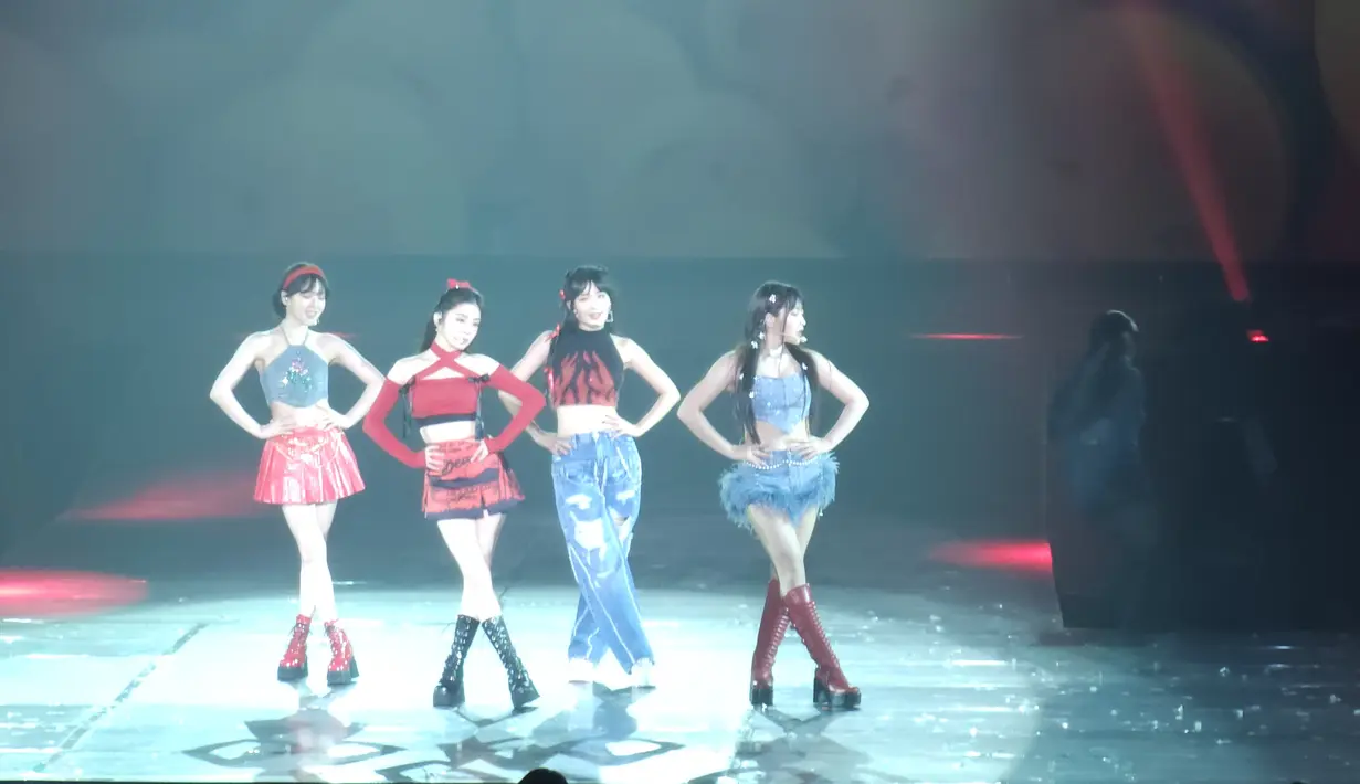 Red Velvet juga tampil dalam balutan denim yang juga dipadukan dengan boots. [Foto: Lanny Kusuma/Fimela]