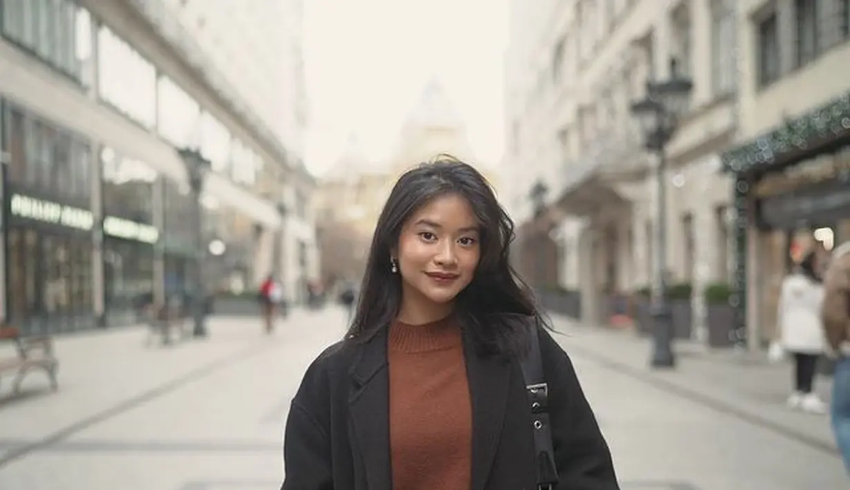 Personal style yang ditampilakan kerap menghadirkan gaya minimalis khas anak muda. Paduan warna natural menjadi kunci gayanya yang menawan. (Foto: Instagram/ Siti Adira Kirana)