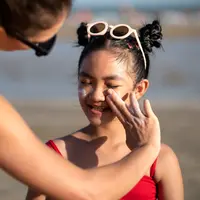 Seorang Ibu Sedang Mengoleskan Sunscreen Pada Anak (freepik)
