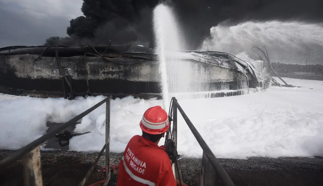 Tim HSSE & Fire Fighter Pertamina berupaya memadamkan api pada insiden tangki Pertamina di Kilang Balongan RU VI, Indramayu, Rabu (31/3). Pertamina RU VI dan Unit RU yang ada di Indonesia bersama Damkar Cirebon berupaya memadamkan. (Dok. Humas Pertamina)