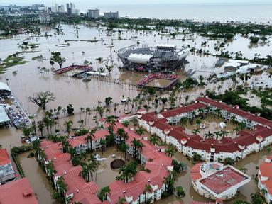 Foto udara diambil pada 27 September 2024 memperlihatkan lapangan tenis Arena GNP yang terendam banjir setelah Badai John di Acapulco, Negara Bagian Guerrero, Meksiko. (Francisco ROBLES/AFP)
