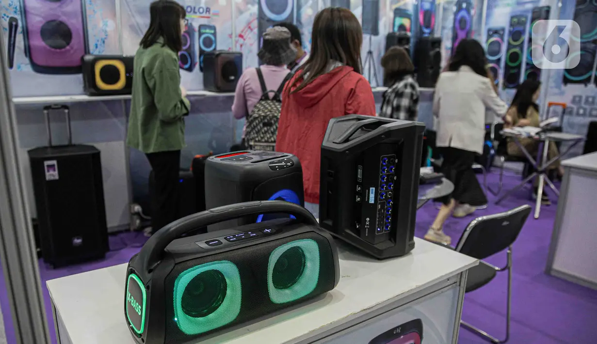Pengunjung melihat sejumlah barang elektronik pada pameran Global Sources Electronics Indonesia (GSEI)  di Jakarta Convention Center (JCC), Kamis (7/12/2023). (Liputan6.com/Faizal Fanani)