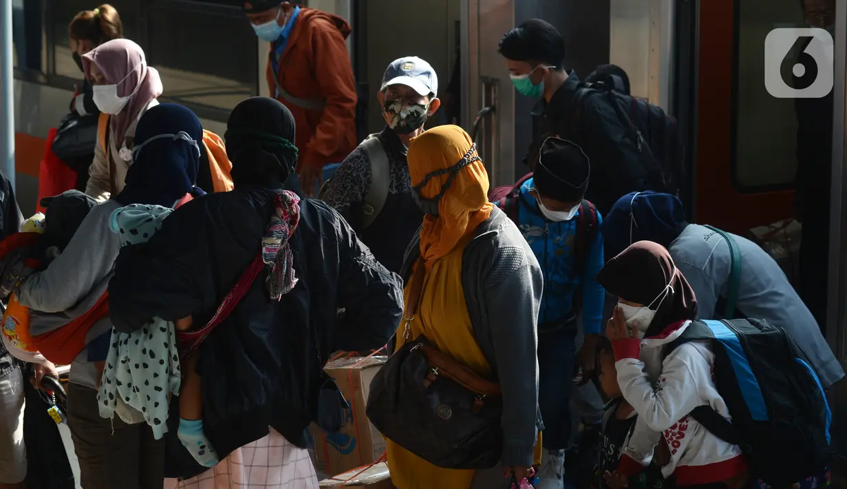 Sejumlah penumpang arus balik mudik Lebaran turun dar Kereta Api Kertajaya tujuan Surabaya Pasar Turi-Stasiun Pasar Senen, Jakarta, Rabu (19/5/2021). Stasiun Pasar Senen tak menerapkan kembali pengecekan dokumen bebas COVID-19 bagi para penumpang yang tiba di Jakarta. (merdeka.com/Imam Buhori)