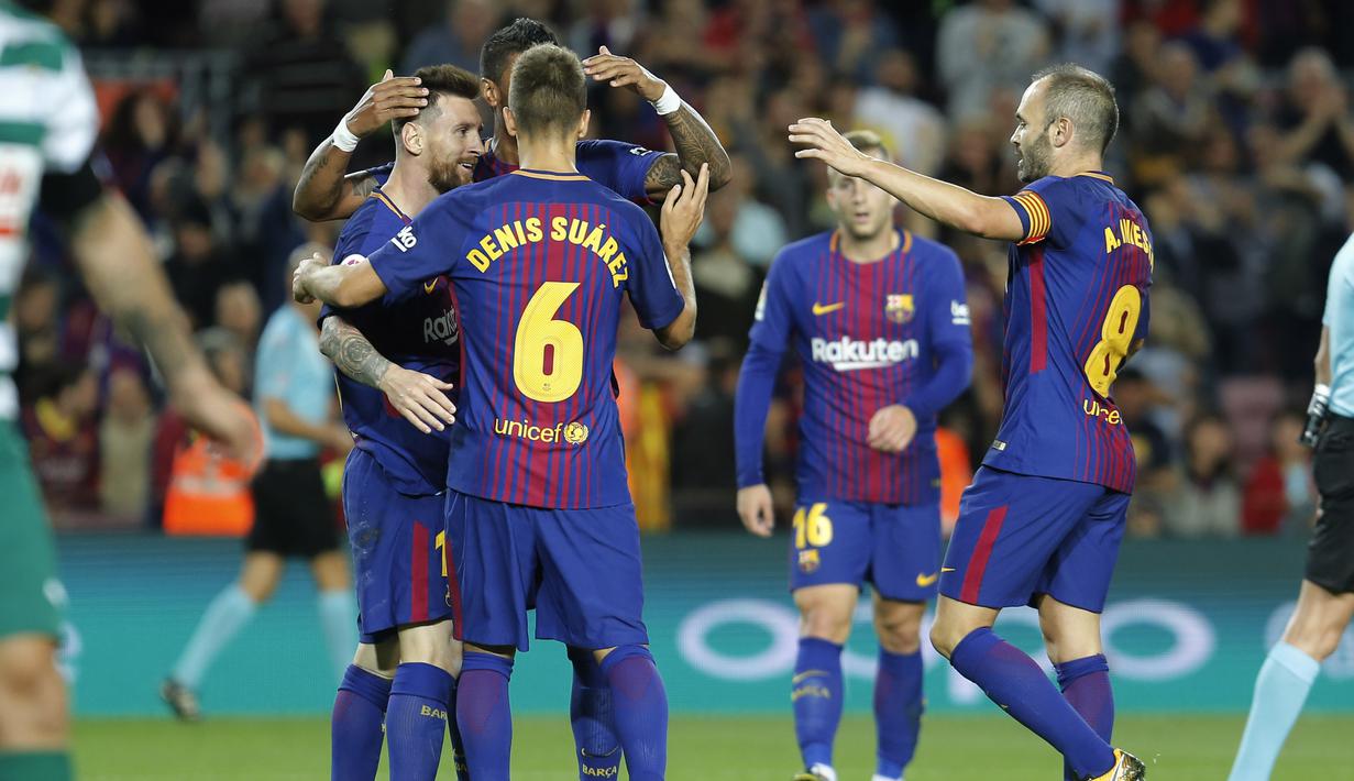 Para pemain Barcelona merayakan gol Lionel Messi saat melawan Eibar pada laga La Liga Spanyol di Camp Nou stadium, Barcelona (19/9/2017). Barcelona menang 6-1. (AFP/Pau Barrena)