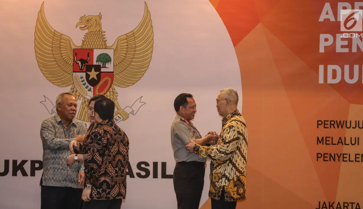 Kapolri Jendral Tito Karnavian berjabat tangan dengan Wapres RI ke-6, Try Sutrisno saat menghadiri pemberian penghargaan Prestasi Penyelenggaraan Lebaran 2017 kepada 15 instansi pemerintah di Jakarta, Selasa (1/8). (Liputan6.com/Faizal Fanani)