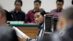Mantan Kepala Dinas Perhubungan DKI, Udar Pristono menjalani sidang pembacaan dakwaan di Pengadilan Tipikor, Jakarta, Senin (13/4/2015). Udar ditetapkan sebagai tersangka tindak pidana korupsi pengadaan bus Transjakarta. (Liputan6.com/Andrian M Tunay)