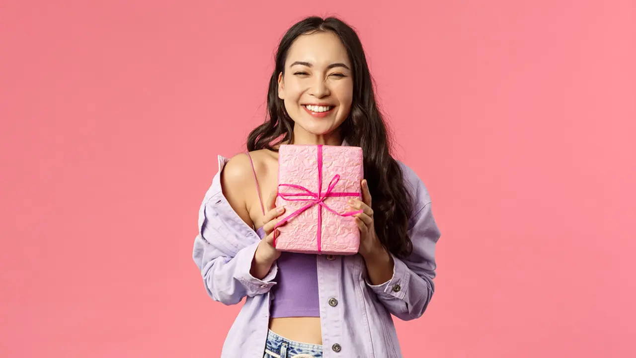 perempuan memberi kado ulang tahun