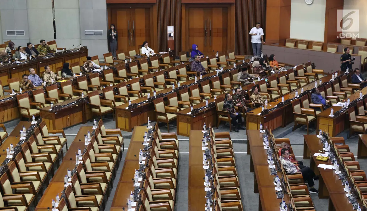 Anggota DPR RI saat menghadiri rapat paripurna pengesahan pimpinan KPK terpilih periode 2019-2023 di Kompleks Parlemen, Jakarta, Senin (16/9/2019). Rapat paripurna pengesahan pimpinan KPK terpilih periode 2019-2023 dipimpin Wakil Ketua DPR RI, Fahri Hamzah. (Liputan6.com/Helmi Fithriansyah)