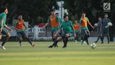 Pemain Timnas Indonesia U-23 saat latihan di Lapangan A Kompleks GBK, Jakarta, Kamis (21/6). Timnas Indonesia U-23 akan melakoni laga uji coba melawan Korsel U-23, Sabtu (23/6). (Liputan6.com/Helmi Fithriansyah)