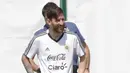 Bintang Argentina, Lionel Messi, tampak tertawa saat latihan di Brinnitsy, Sabtu (23/6/2018). Argentina akan melakoni laga hidup mati Piala Dunia 2018 melawan Nigeria. (AP/Ricardo Mazalan)