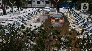 Kondisi dan suasana Pool Taksi Express di kawasan Tanah Kusir yang terendam banjir, Jakarta, Rabu (1/1/2020). Hujan yang terus mengguyur Jakarta sejak Selasa sore (31/12/2019) mengakibatkan banjir di sejumlah titik di Jakarta. (Liputan6.com/Johan Tallo)