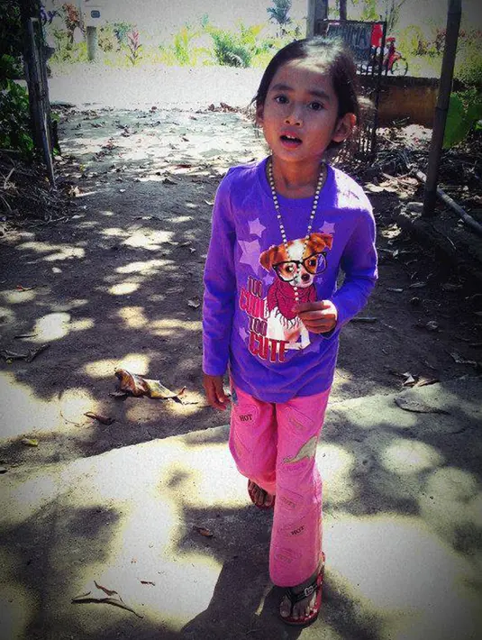 Dalam setiap foto yang ditampilkan, Angeline selalu terlihat ceria. Tak ada yang mengangka, bocah lucu dan cantik ini harus meninggal dengan cara yang tragis. (Facebook.com/Find Angeline - Bali's Missing Child)