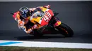 Pebalap Repsol Honda, Marc Marquez, saat beraksi pada sesi latihan bebas ke tiga di Sirkuit Motegi, Jepang, Sabtu (20/10/2018). Marc Marquez finis diurutan ke empat dengan catatan waktu 45.289 detik. (AFP/Martin Bureau)