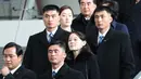 Penjagaan saat adik perempuan pemimpin Korea Utara Kim Jong-un, Kim Yo-jong tiba di Bandara Incheon, Korea Selatan, Jumat (9/2). Setelah menyambangi Pyeongchang, Kim Yo-jong dijadwalkan bertemu Presiden Korea Selatan Moon Jae-in. (YONHAP/AFP)
