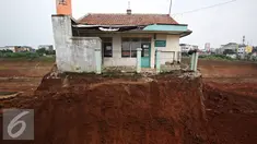 Bangunan Musala Al-Ismati Rachman berdiri di sekitar proyek pembangunan Jalan Tol Cinere-Jagorawi di Depok, Jawa Barat, Senin (22/2). Keterlambatan pembebasan lahan menjadi penyebab Musala tersebut masih berdiri kokoh. (Liputan6.com/Immanuel Antonius)