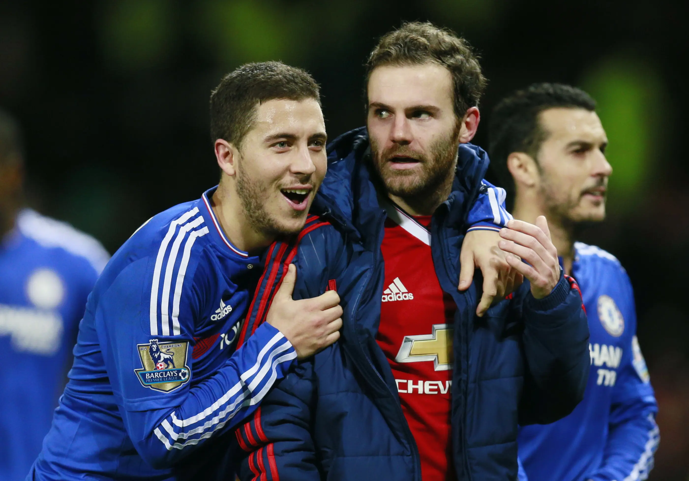 Juan Mata menghadapi mantan rekannya di Chelsea, Eden Hazard. (Reuters/Jason Cairnduff)