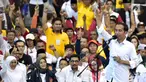Capres nomor urut 01 Joko Widodo atau Jokowi menunjukkan sejumlah kartu saat kampanye di Probolinggo, Jawa Timur, Rabu (10/4). Jokowi optimis akan menang besar di Probolinggo pada Pilpres 2019. (Liputan6.com/Pool/Media Jokowi-Amin)