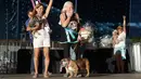 Megan Brainard bersama anjingnya Zsa Zsa (tengah) saat menjadi pemenang Kontes Anjing Terjelek Sedunia di Sonoma-Marin Fair di Petaluma, California (23/6). Kontes ini diikuti oleh puluhan anjing. (AP/Jeff Chiu)