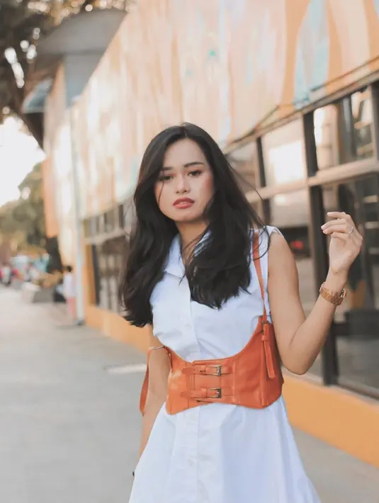 Melalui akun Instagram pribadinya, Ulfi sering mengunggah potret dirinya. Ulfi terlihat cantik dengan rambut hitam yang terurai. (Liputan6.com/ulfidmy)