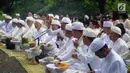 Suasana saat ribuan umat Hindu melaksanakan ritual Melasti di Kawasan Pantai Marina, Semarang, Jawa Tengah, Minggu (11/3). Melasti bertujuan untuk membersihkan diri dari segala bentuk perbuatan buruk di masa lalu. (Liputan6.com/Gholib)