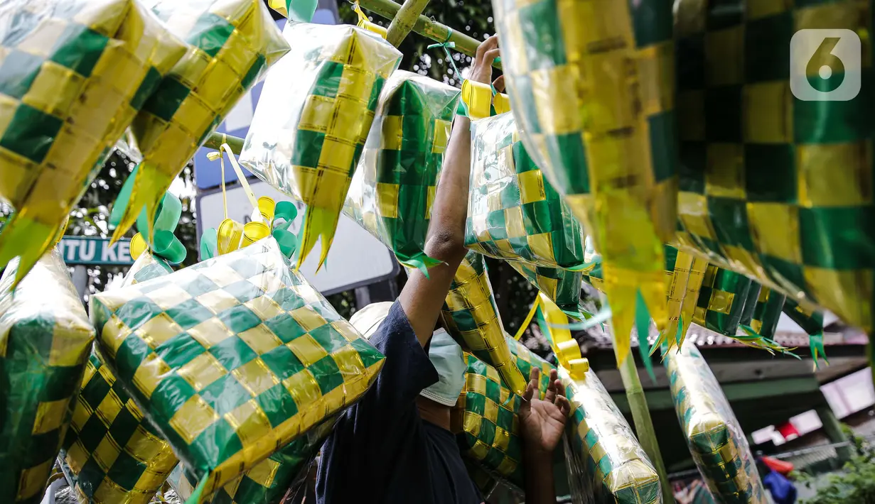 Pedagang menata pernak-pernik ketupat hias dagangannya di Pasar Asemka, Jakarta, Selasa (4/5/2021). Pedagang mulai menjual pernak-pernik menjelang Lebaran seperti ketupat hias dengan harga mulai dari Rp15.000 hingga Rp60.000 tergantung ukuran. (Liputan6.com/Faizal Fanani)