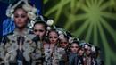 Sejumlah model mengenakan busana rancangan Denny Wirawan saat tampil di  IPMI Trend Show 2017, Jakarta, Jumat (11/11). Bertajuk "Wanderlust, Dancing in the Sun" Denny Wirawan menampilkan  24 busana. (Liputan6.com/Faizal Fanani)