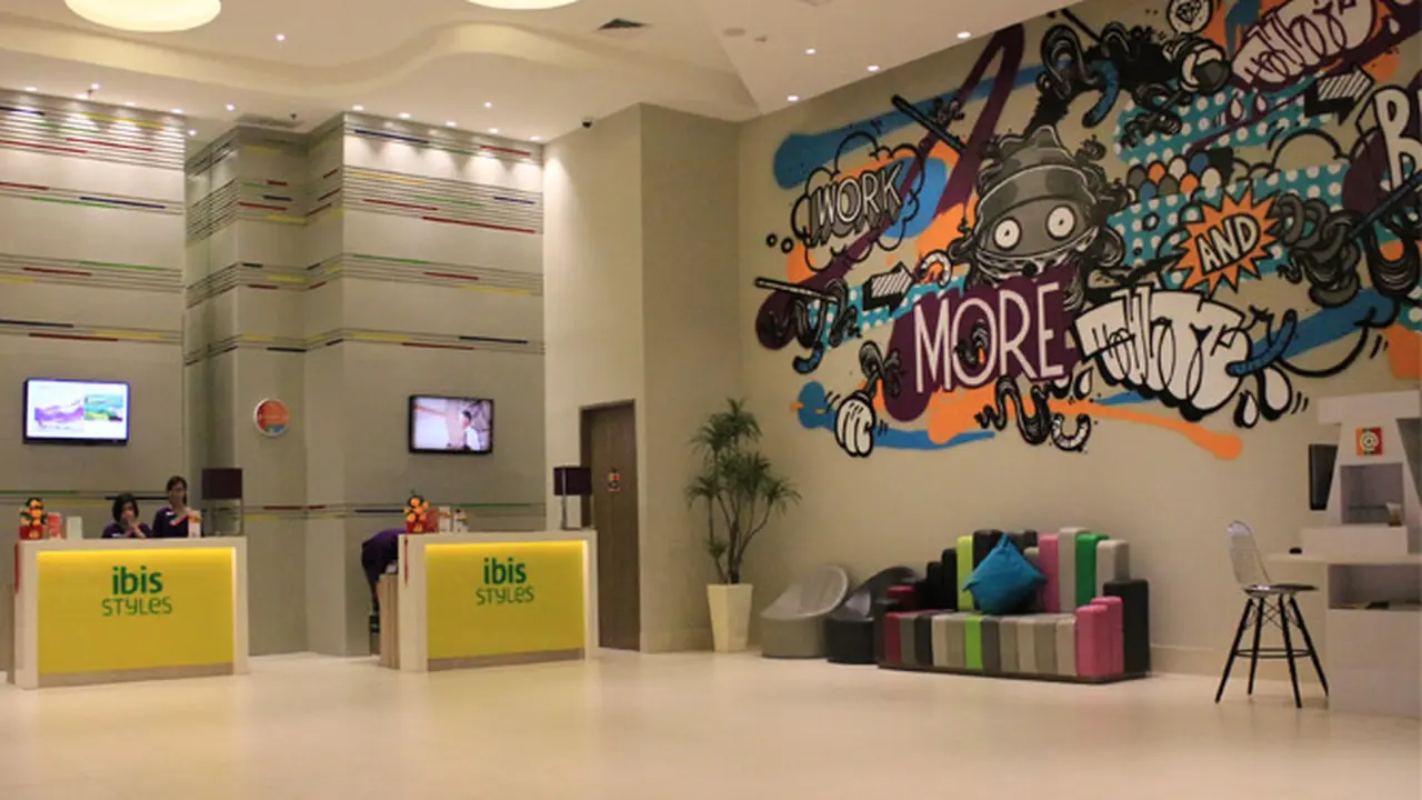 Karya Seni Pop Art Hadir di Dinding Ibis Style Mangga Dua Square