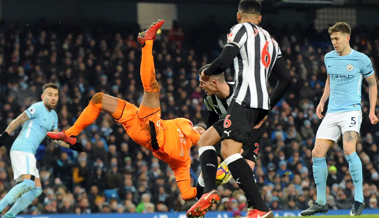 Kiper Newcastle United, Karl Darlow berusaha menyelamtkan bola pada pertandingan pekan ke-24 Premier League kontra Manchester City di Etihad Stadium, Minggu (21/1). Manchester City menang telak 3-1 berkat hattrick Sergio Aguero. (AP/Rui Vieira)