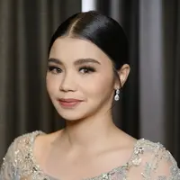 Alicia Bachsin Adik Bungsu Arumi Bachsin lamaran. [@by.vyoaldilla]