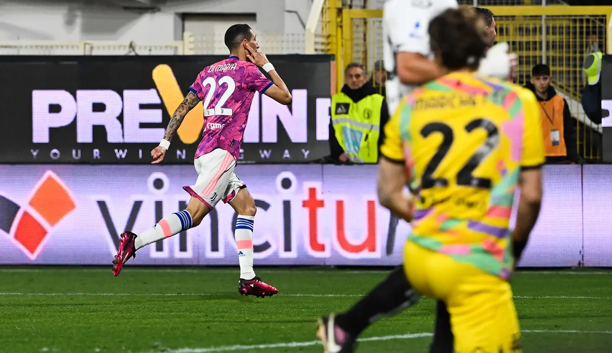 Pemain Juventus Angel Di Maria (kiri) melakukan selebrasi usai mencetak gol ke gawang Spezia pada pertandingan sepak bola Liga Italia di Stadion Alberto-Picco, La Spezia, Italia, 19 Februari 2023. Juventus mengalahkan Spezia dengan skor 2-0. (ANDREAS SOLARO/AFP)