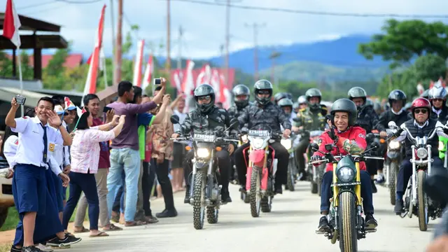 Presiden Jokowi menyusuri jalan perbatasan trans-Kalimantan yang terletak di Kecamatan Krayan, Kabupaten Nunukan, Provinsi Kalimantan Utara, Kamis (19/12/2019). (foto: Biro Pers Setpres)