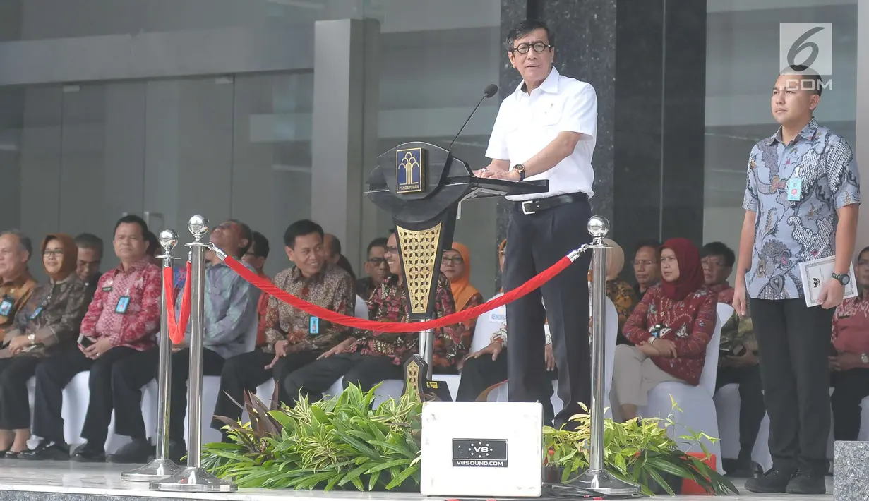 Menkumham Yasona Laoly memberikan sambutan jelang melepas mudik bersama pegawai Kemenkumham ke kampung halaman di lapangan upacara Kementerian Hukum dan HAM, Jakarta (22/6). (Liputan6.com/Helmi Afandi) 