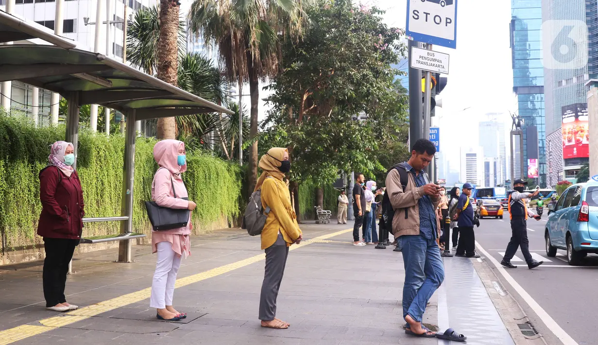 Sejumlah masyarakat melakukan jaga jarak aman di area publik di kawasan Thamrin, Jakarta, Rabu (18/3-2020). Jaga jarak atau prosedur social distancing measure harus diterapkan kepada masyarakat yang masih melakukan aktivitas di luar untuk memghindari penyebaran Covid-19. (Liputan6.com/Angga Yuniar)