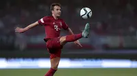  Gelandang Bayern Muenchen, Mario Gotze berusaha mengontrol bola saat Football Summit 2015 di Stadion Shanghai, Cina, Selasa, (21/07 2015). Bayern menang atas Inter Milan dengan skor 1-0. (REUTERS/Aly Lagu)