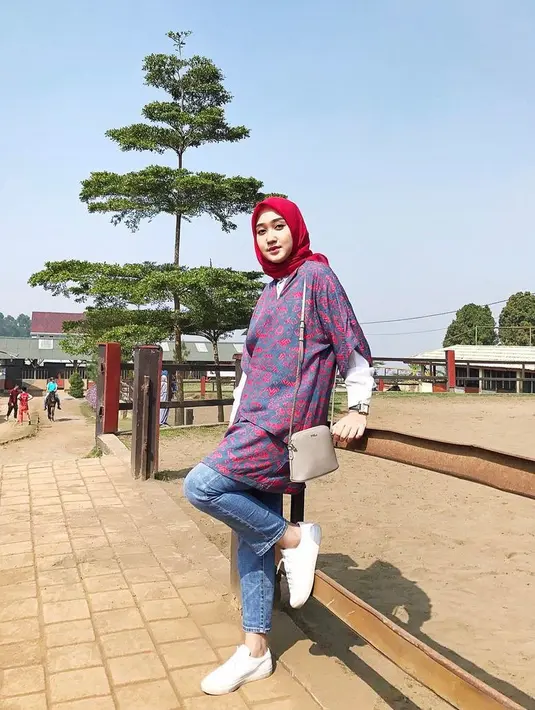Padu padan vest motif dengan kemeja dan celana jeans seperti Dian Pelangi ini bikin look casual makin stylish. Untuk hijab, pilih warna senada dengan vest. (Instagram/dianpelangi).