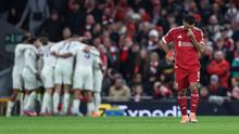 Striker Mesir nomor punggung 11 Liverpool, Mohamed Salah (kanan), bereaksi saat para pemain Nottingham Forest (belakang kiri) merayakan gol ketiga mereka dalam pertandingan Premier League Inggris antara Liverpool dan Nottingham Forest di Anfield, Liverpool, Inggris barat laut, pada 22 November 2025. (Darren Staples/AFP)