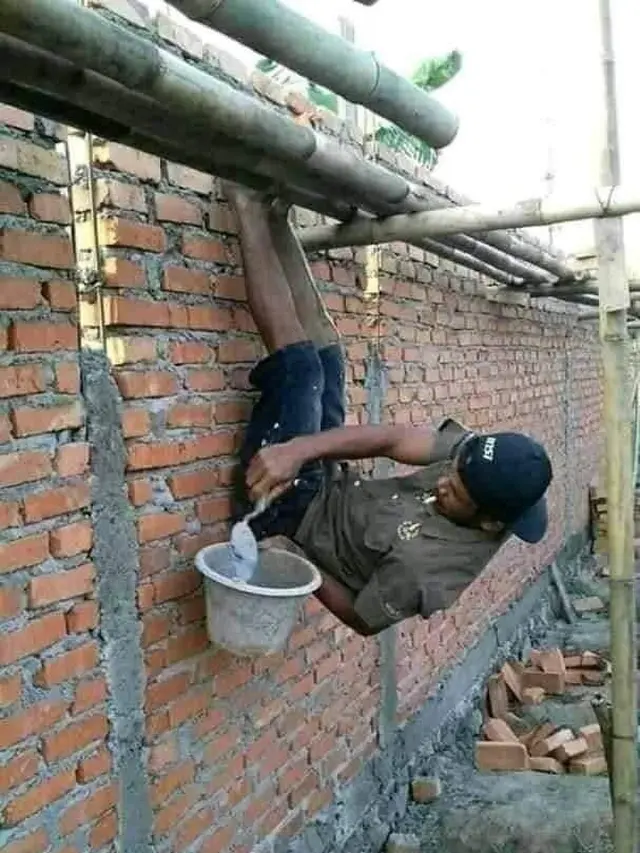 Potret Lucu Saat Tukang Bangunan Beratraksi Ini Bikin Ketawa Geli