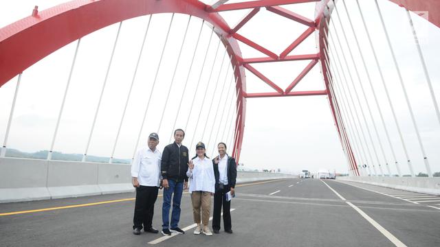 Gaya Jokowi Saat Resmikan Tiga Ruas Tol Trans Jawa