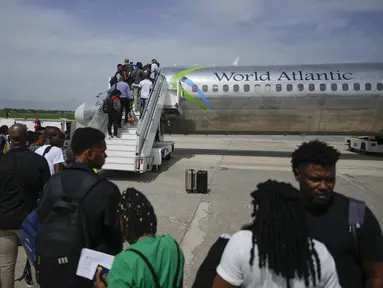 Para penumpang menunggu untuk menaiki pesawat World Atlantic di Bandara Internasional Toussaint Louverture di Port-au-Prince, Haiti, Senin, 20 Mei 2024. (AP Photo/Ramon Espinosa)