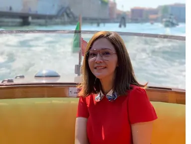 Menggunakan baju berlengan pendek berwarna merah, Ibu yang telah memiliki 3 anak ini tampak cantik dan menawan. Tambahan kacamata dan rambut yang tergerai membuatnya terlihat bak anak muda. (Liputan6.com/IG/@maiaestiantyreal)