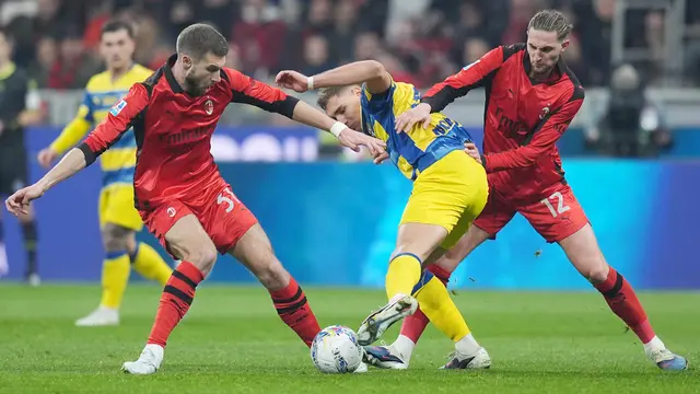 Pemain Parma Mateo Pellegrino mendapat tekanan dari dua pemain AC Milan, Strahinja Pavlovic dan Adrien Rabiot