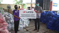 Heaf od Corporate Communication PT Lippo Karawaci Tbk Danang Kemayan Jati menyerahkan bantuan ke Perwakilan UPT BPKAD Pemkab Tangerang Wawan Kurniawan di Tigaraksa, Tangerang. (Dok Lippo)