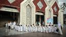 Barisan murid TK saat mengikuti edukasi manasik haji anak di Masjid At-Tin, Jakarta, Selasa (28/2/2023). Manasik haji yang diikuti puluhan murid TK se-Kecamatan Pasar Rebo tersebut dalam rangka mengenalkan rukun Islam kelima yakni ibadah haji serta tata cara melaksanakannya kepada anak sejak usia dini. (Liputan6.com/Faizal Fanani)