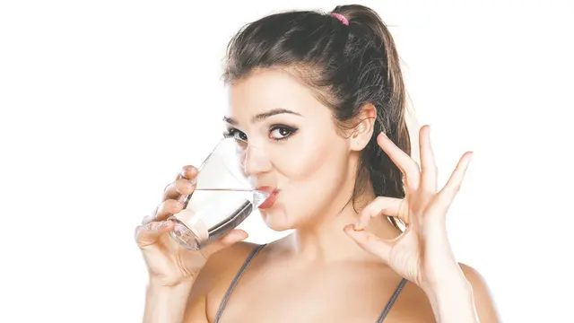 5 Cara Ingatkan Diri Sendiri untuk Minum Air Putih Lebih Banyak