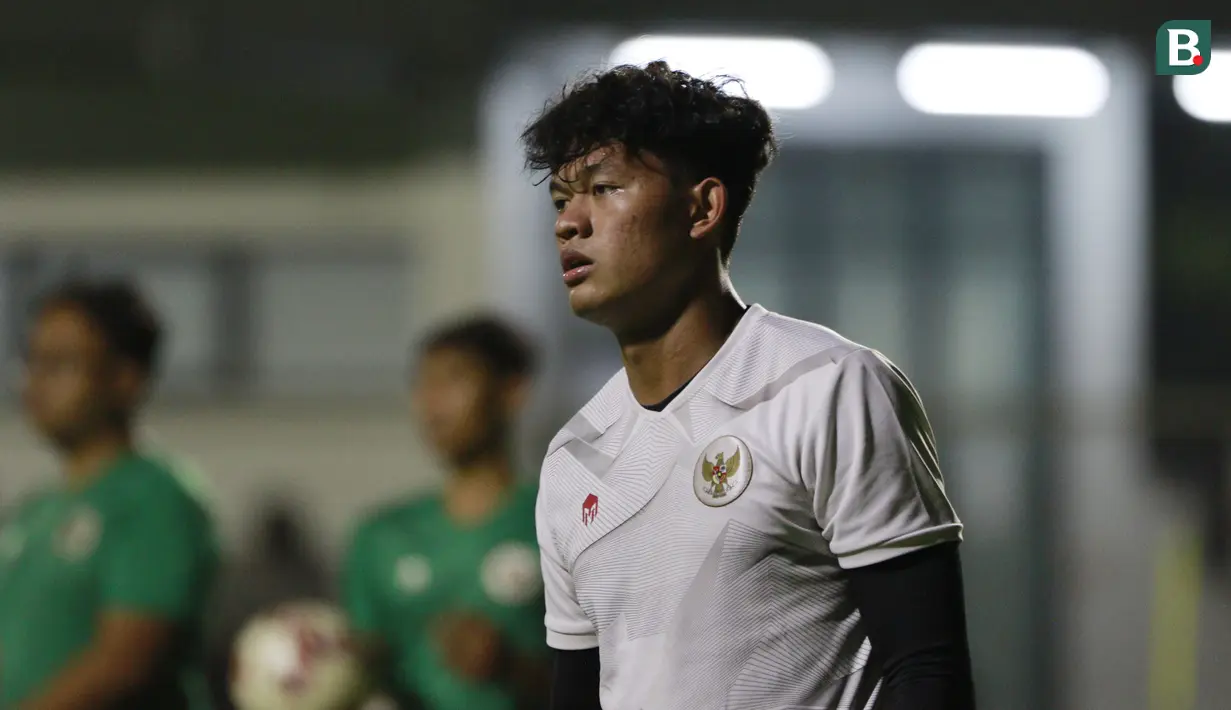 Dari total 5 laga bersama Timnas senior, Muhammad Riyandi mampu mencetak 1 kali clean sheet dan kebobolan 8 gol. Kelemahannya adalah ia masih canggung dalam melakukan passing dan memberi komando kepada para pemain belakang serta kurang cermat dalam duel udara. (Bola.com/M. Iqbal Ichsan)
