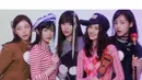 Mewakili persona dari banyak perempuan, kelima member NewJeans tampil stylish dengan outfit vintage [@newjeans_official]