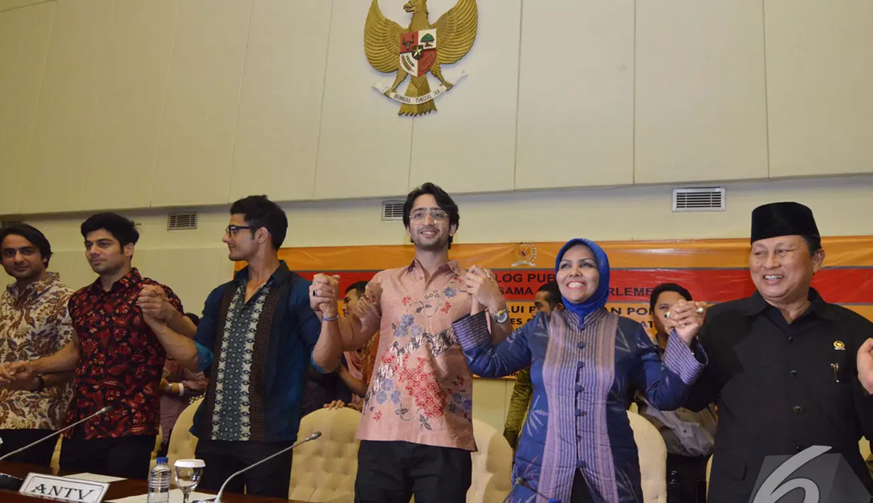 Para pemain Mahabaratha, Nurhayati Ali Assegaf dan Andi Ghalib saling berpegangan tangan usai melakukan dialog di DPR RI, Jakarta, Kamis (18/12/2014). (Liputan6.com/Andrian M Tunay)