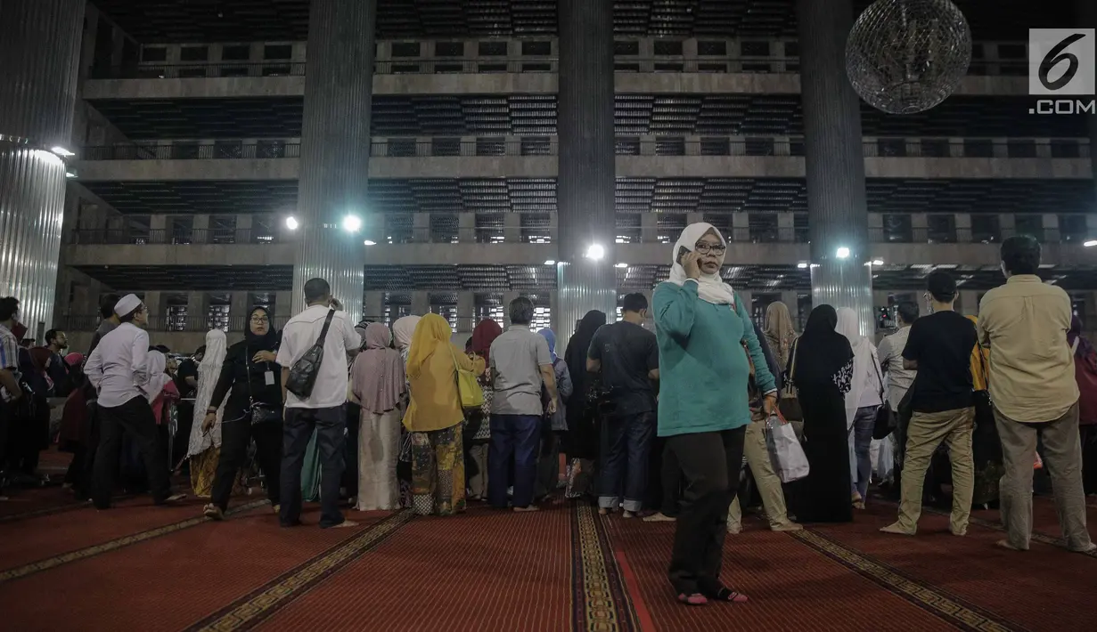 Suasana saat warga berkerumun menyaksikan akad nikah Vicky Prasetyo dan Angel Lelga di Mesjid Istiqlal, Jakarta, Jumat (9/2). (Liputan6.com/Faizal Fanani)